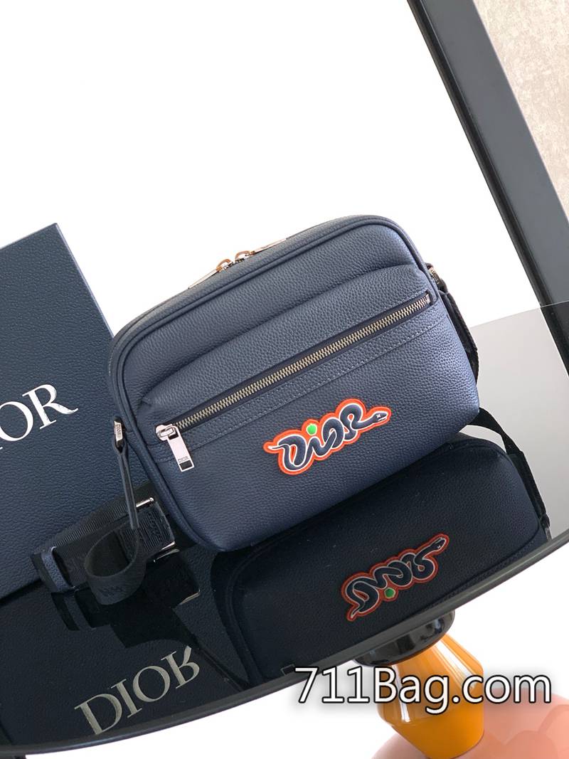 頂級一比一Dior 這款 Rider 2.0 拉鏈式信使包來自 DIOR AND KAWS 限定系列 拉鍊齒合緊密 Dior仿牌推薦 頂級一比一Dior 這款 Rider 2.0 拉鏈式信使包來自 DIOR AND KAWS 限定系列 拉鍊齒合緊密 Dior仿牌推薦