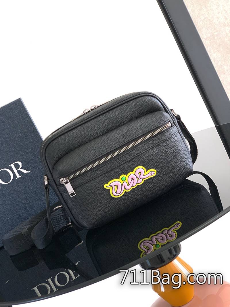 精仿Dior 這款 Rider 2.0 拉鏈式信使包來自 DIOR AND KAWS 限定系列 手工封邊無毛邊 Dior仿牌推薦 精仿Dior 這款 Rider 2.0 拉鏈式信使包來自 DIOR AND KAWS 限定系列 手工封邊無毛邊 Dior仿牌推薦