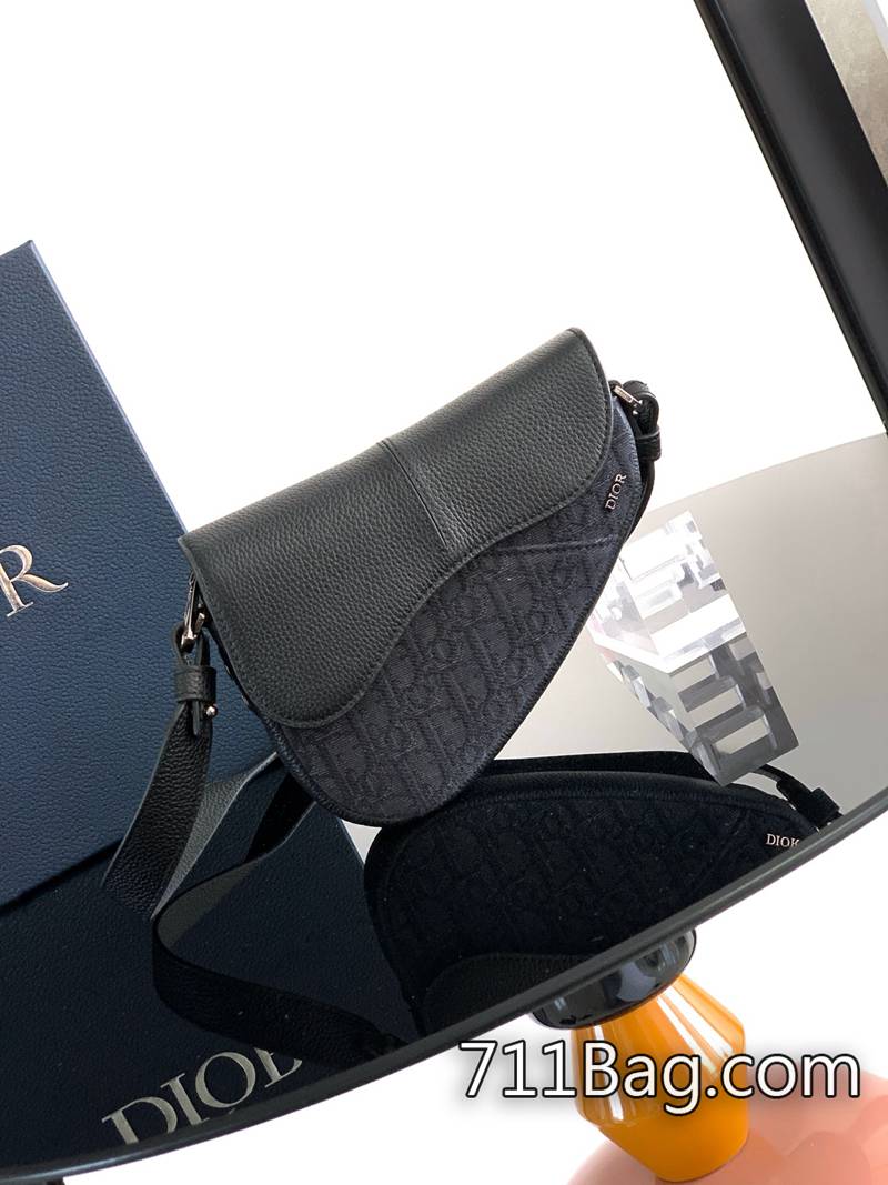 精品Dior 這款馬鞍包以現代結構全新演繹經典設計。采用黑色 Oblique 印花面料精心制作 皮面壓紋清楚不模糊 Dior男鞋A貨 精品Dior 這款馬鞍包以現代結構全新演繹經典設計。采用黑色 Oblique 印花面料精心制作 皮面壓紋清楚不模糊 Dior男鞋A貨