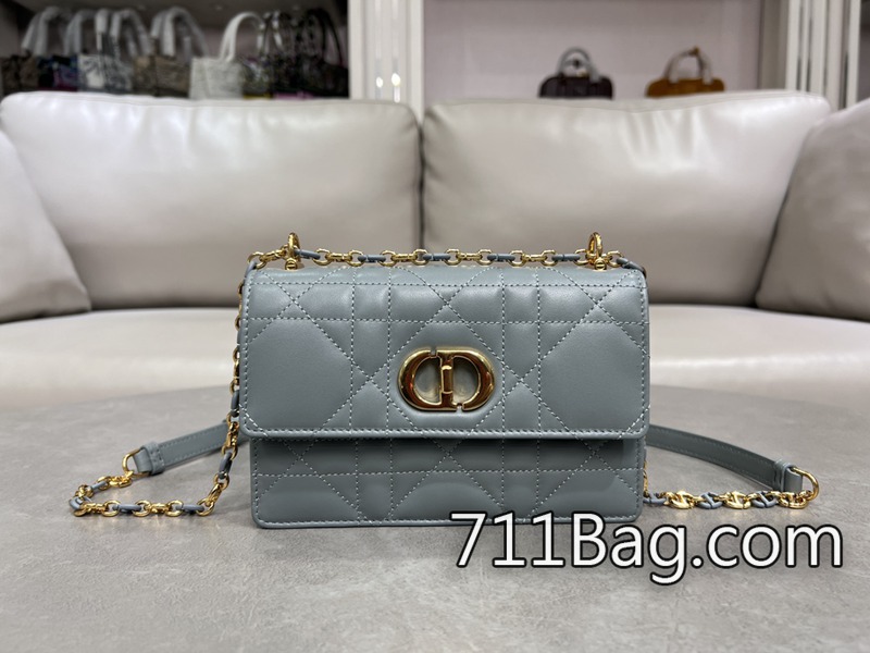 精仿Dior 巖石灰 鏈條手袋開掛啦開掛啦!!火爆全網不出意外夏天最愛的一隻小包瞭還是經典的藤格紋標識 邊線無重縫 Dior代工廠貨 精仿Dior 巖石灰 鏈條手袋開掛啦開掛啦!!火爆全網不出意外夏天最愛的一隻小包瞭還是經典的藤格紋標識 邊線無重縫 Dior代工廠貨