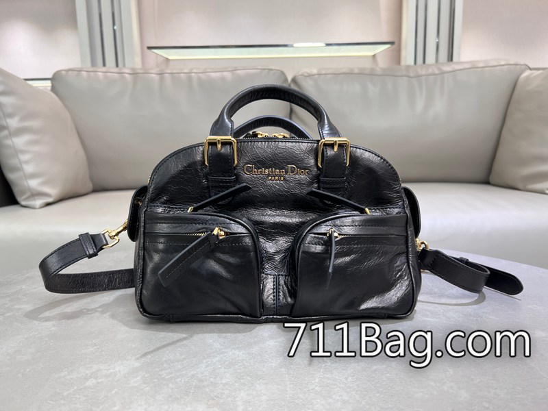 超3ADior 這款Grand Tour保齡球包是本季新品 針距規則不跑線 Dior馬鞍包仿品 超3ADior 這款Grand Tour保齡球包是本季新品 針距規則不跑線 Dior馬鞍包仿品
