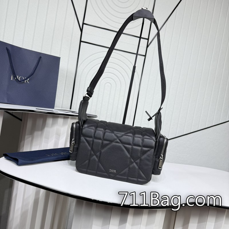 精仿Dior 市場最高版本(原單品質)這款2024年冬季新品相機包是一款兼具現代魅力的實用作品。它采用黑色Maxicannage小牛皮制成 包帶車線牢固 Dior對版包 精仿Dior 市場最高版本(原單品質)這款2024年冬季新品相機包是一款兼具現代魅力的實用作品。它采用黑色Maxicannage小牛皮制成 包帶車線牢固 Dior對版包