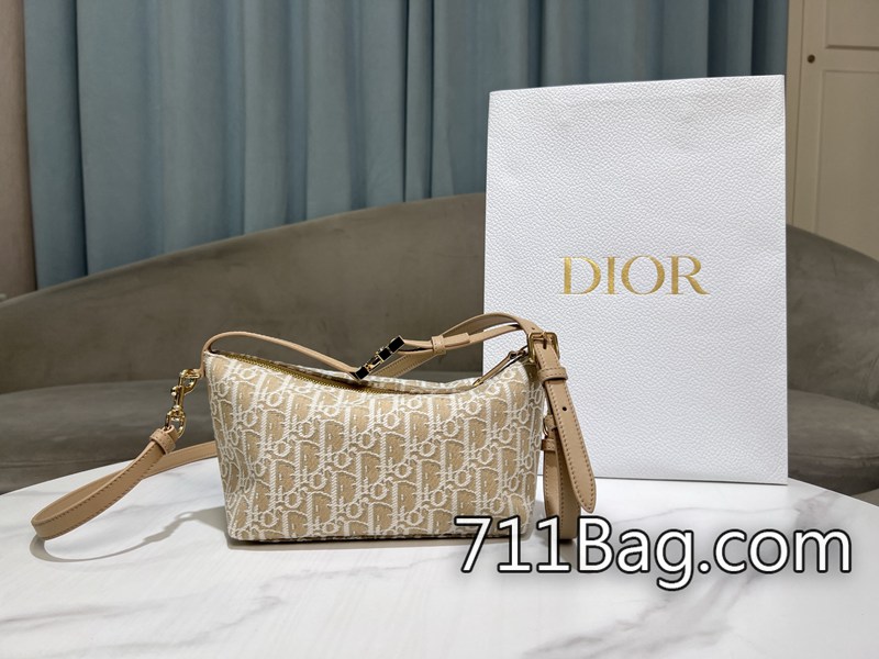 頂級一比一Dior Dior 中號 Travel Nomad 手拿包「杏佈➕肩帶」本季新款手拿包融合多種元素 包型挺括不塌 Dior原版開模 頂級一比一Dior Dior 中號 Travel Nomad 手拿包「杏佈➕肩帶」本季新款手拿包融合多種元素 包型挺括不塌 Dior原版開模