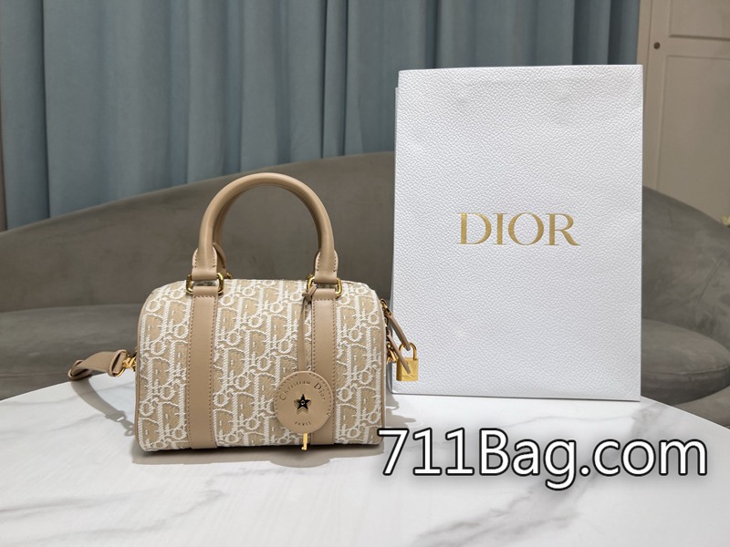 頂級超3ADior Dior Groove 20手袋藍色 Oblique 印花面料這款Dior Groove 20手袋是二零二四冬季成衣系列新品 包身挺度足夠 Dior仿品開箱 頂級超3ADior Dior Groove 20手袋藍色 Oblique 印花面料這款Dior Groove 20手袋是二零二四冬季成衣系列新品 包身挺度足夠 Dior仿品開箱