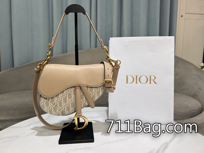 頂級一比一Dior 淺褐色Oblique 印花馬鞍包面料搭配肩帶這款經典的馬鞍包突顯瑪麗亞·嘉茜婭·蔻麗 (Maria Grazia Chiuri) 的巧妙設計。馬鐙“D”形吊飾和馬鞍翻蓋彰顯品牌經典設計 版型一比一還原 Dior微信貨源 頂級一比一Dior 淺褐色Oblique 印花馬鞍包面料搭配肩帶這款經典的馬鞍包突顯瑪麗亞·嘉茜婭·蔻麗 (Maria Grazia Chiuri) 的巧妙設計。馬鐙“D”形吊飾和馬鞍翻蓋彰顯品牌經典設計 版型一比一還原 Dior微信貨源
