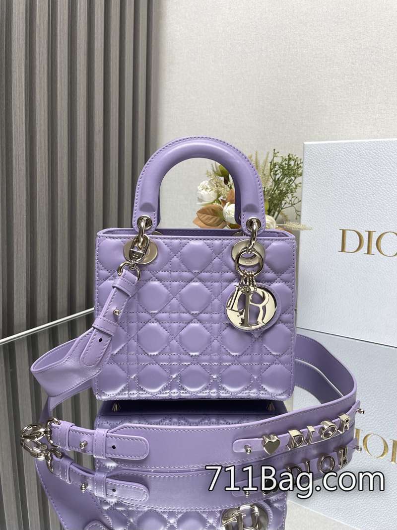 精品A貨Dior 【Lady Dio.r My ABC】紫色羊皮」/四格羊皮/這款手袋集中體現瞭Dio.r 對典雅和美麗的深刻洞見。采用小羊皮皮革精心制作 拉鍊頭刻字清楚 DiorA貨手提包 精品A貨Dior 【Lady Dio.r My ABC】紫色羊皮」/四格羊皮/這款手袋集中體現瞭Dio.r 對典雅和美麗的深刻洞見。采用小羊皮皮革精心制作 拉鍊頭刻字清楚 DiorA貨手提包