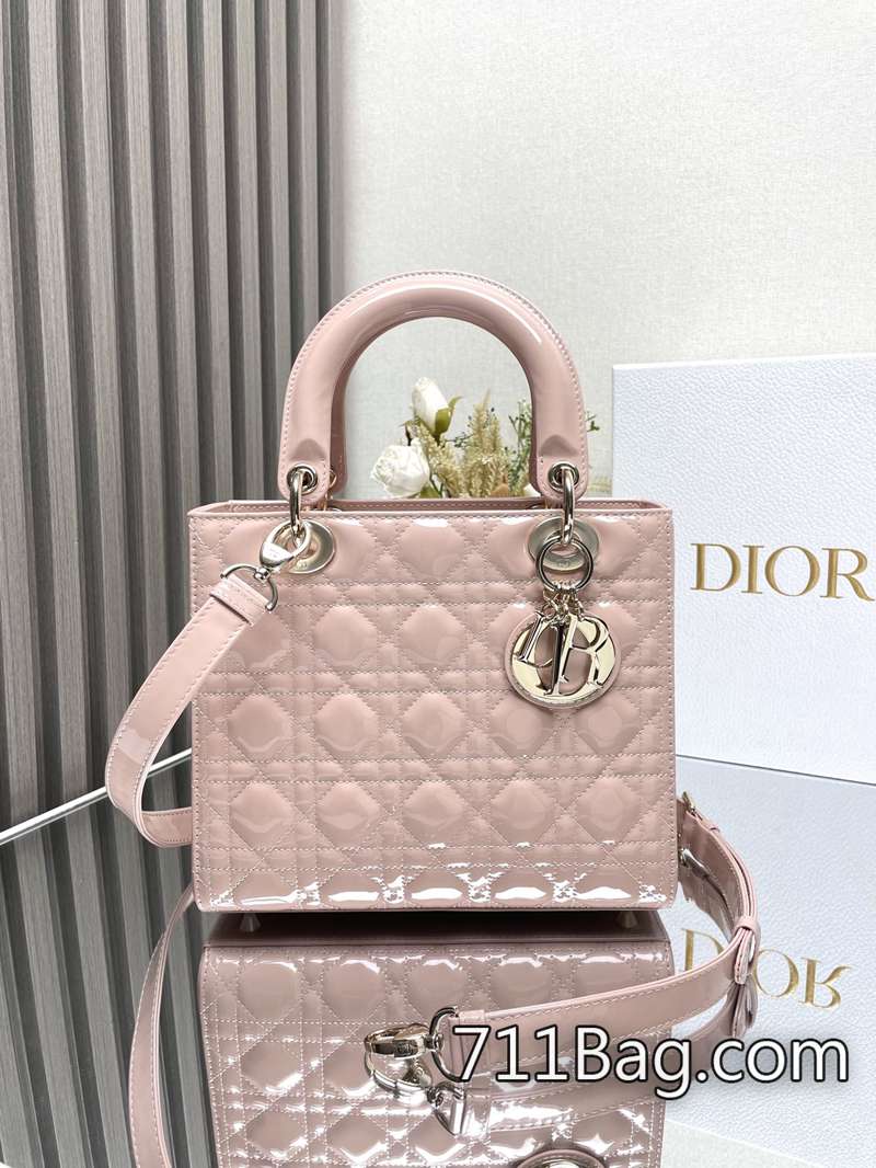 原版一比一Dior 【Lady Dio.r My ABC】「粉色漆皮」/五格羊皮/這款手袋集中體現瞭Dio.r 對典雅和美麗的深刻洞見。采用小羊皮革精心制作 手工封邊精緻無痕 Dior一比一精仿 原版一比一Dior 【Lady Dio.r My ABC】「粉色漆皮」/五格羊皮/這款手袋集中體現瞭Dio.r 對典雅和美麗的深刻洞見。采用小羊皮革精心制作 手工封邊精緻無痕 Dior一比一精仿