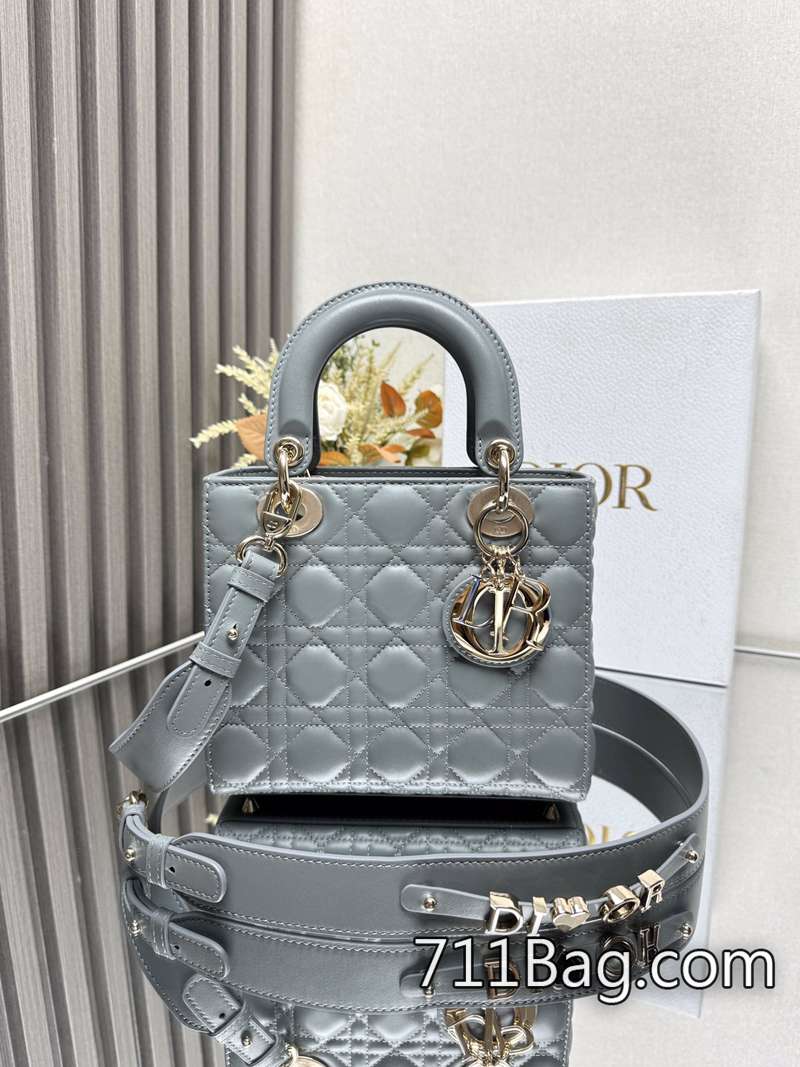 頂級精品Dior 【Lady Dio.r My ABC】巖石灰羊皮」/四格羊皮/這款手袋集中體現瞭Dio.r 對典雅和美麗的深刻洞見。采用小羊皮皮革精心制作 高仿中最強版本 Dior精品貨源 頂級精品Dior 【Lady Dio.r My ABC】巖石灰羊皮」/四格羊皮/這款手袋集中體現瞭Dio.r 對典雅和美麗的深刻洞見。采用小羊皮皮革精心制作 高仿中最強版本 Dior精品貨源