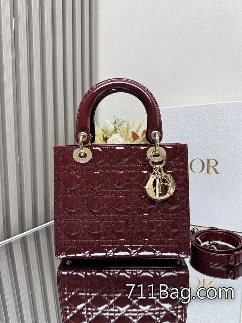 原版一比一Dior Lady Dio.r My ABC】「酒紅色漆皮」/五格羊皮/這款手袋集中體現瞭Dio.r 對典雅和美麗的深刻洞見。采用小羊皮革精心制作 拉鍊順滑不卡 Dior高仿錢包 原版一比一Dior Lady Dio.r My ABC】「酒紅色漆皮」/五格羊皮/這款手袋集中體現瞭Dio.r 對典雅和美麗的深刻洞見。采用小羊皮革精心制作 拉鍊順滑不卡 Dior高仿錢包