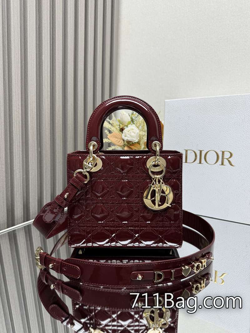 頂級A貨Dior 【Lady Dio.r My ABC】「酒紅色漆皮」/四格羊皮/這款手袋集中體現瞭Dio.r 對典雅和美麗的深刻洞見。采用小羊皮皮革精心制作 鎖扣對準不偏位 Dior專櫃同款仿品 頂級A貨Dior 【Lady Dio.r My ABC】「酒紅色漆皮」/四格羊皮/這款手袋集中體現瞭Dio.r 對典雅和美麗的深刻洞見。采用小羊皮皮革精心制作 鎖扣對準不偏位 Dior專櫃同款仿品