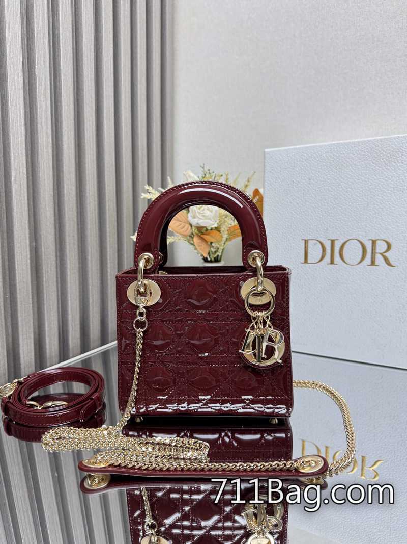 A貨Dior 包身立體有型 Dior高仿品牌推薦 A貨Dior 包身立體有型 Dior高仿品牌推薦