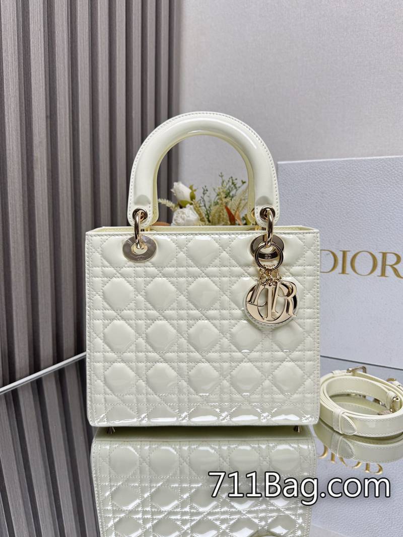 頂級精品Dior 【Lady Dio.r My ABC】「奶白色漆皮」/五格羊皮/這款手袋集中體現瞭Dio.r 對典雅和美麗的深刻洞見。采用小羊皮革精心制作 版型經典不走樣 Dior原版開模 頂級精品Dior 【Lady Dio.r My ABC】「奶白色漆皮」/五格羊皮/這款手袋集中體現瞭Dio.r 對典雅和美麗的深刻洞見。采用小羊皮革精心制作 版型經典不走樣 Dior原版開模