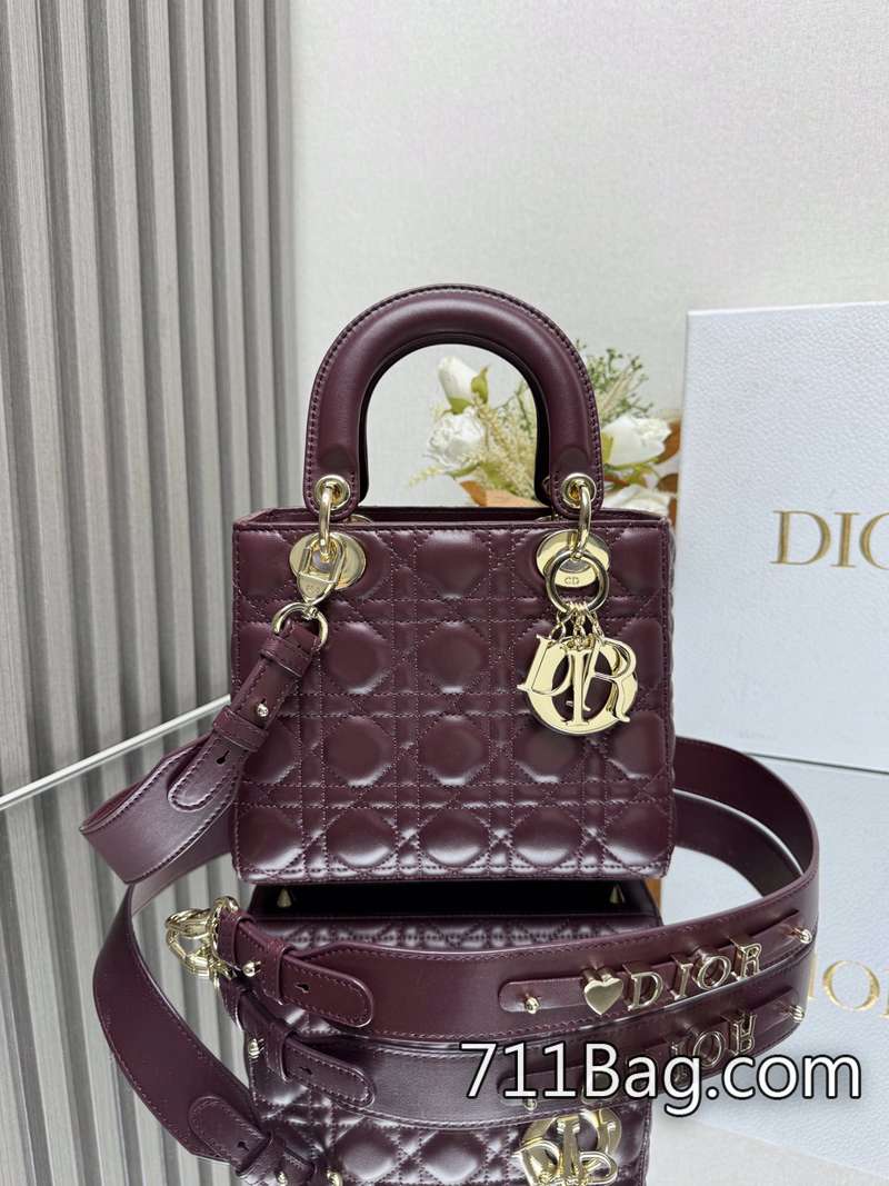 A貨Dior 【Lady Dio.r My ABC】酒紅色羊皮」/四格羊皮/這款手袋集中體現瞭Dio.r 對典雅和美麗的深刻洞見。采用小羊皮皮革精心制作 皮革紋理自然 Dior復刻鞋款 A貨Dior 【Lady Dio.r My ABC】酒紅色羊皮」/四格羊皮/這款手袋集中體現瞭Dio.r 對典雅和美麗的深刻洞見。采用小羊皮皮革精心制作 皮革紋理自然 Dior復刻鞋款