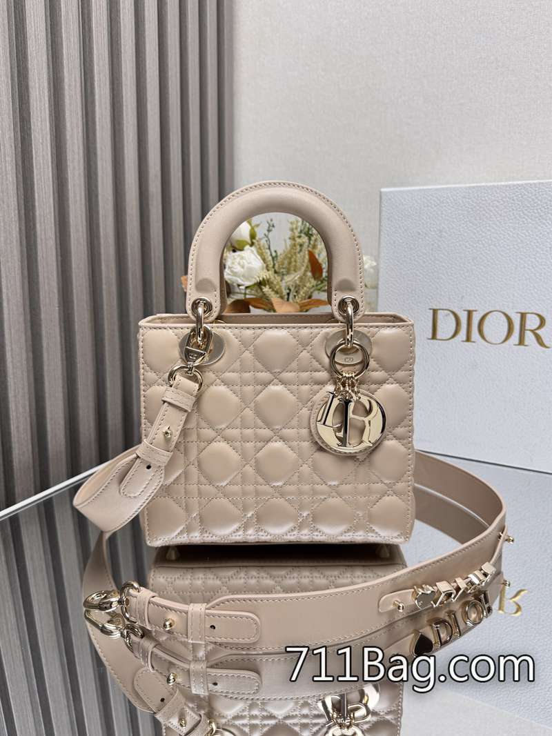 高仿Dior 【Lady Dio.r My ABC】「米杏色羊皮」/四格羊皮/這款手袋集中體現瞭Dio.r 對典雅和美麗的深刻洞見。采用小羊皮皮革精心制作 手感厚實穩重 Dior仿品口碑 高仿Dior 【Lady Dio.r My ABC】「米杏色羊皮」/四格羊皮/這款手袋集中體現瞭Dio.r 對典雅和美麗的深刻洞見。采用小羊皮皮革精心制作 手感厚實穩重 Dior仿品口碑