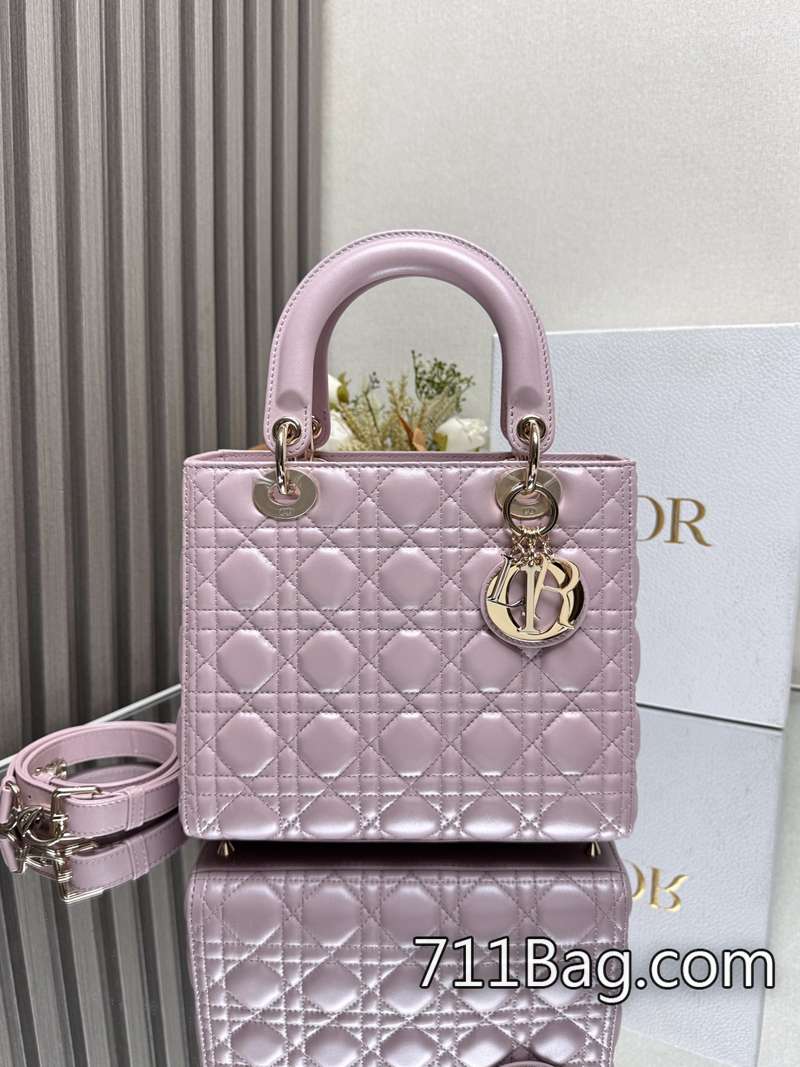A貨Dior 【Lady Dio.r My ABC】「珠光粉」/五格羊皮/這款手袋集中體現瞭Dio.r 對典雅和美麗的深刻洞見。采用小羊皮革精心制作 走線整齊 Dior復刻版女包 A貨Dior 【Lady Dio.r My ABC】「珠光粉」/五格羊皮/這款手袋集中體現瞭Dio.r 對典雅和美麗的深刻洞見。采用小羊皮革精心制作 走線整齊 Dior復刻版女包