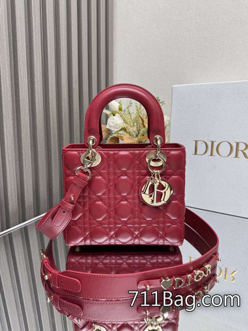 頂級高仿Dior 【Lady Dio.r My ABC】紅色羊皮」/四格羊皮/這款手袋集中體現瞭Dio.r 對典雅和美麗的深刻洞見。采用小羊皮皮革精心制作 手工封邊無毛邊 Dior微信貨源 頂級高仿Dior 【Lady Dio.r My ABC】紅色羊皮」/四格羊皮/這款手袋集中體現瞭Dio.r 對典雅和美麗的深刻洞見。采用小羊皮皮革精心制作 手工封邊無毛邊 Dior微信貨源