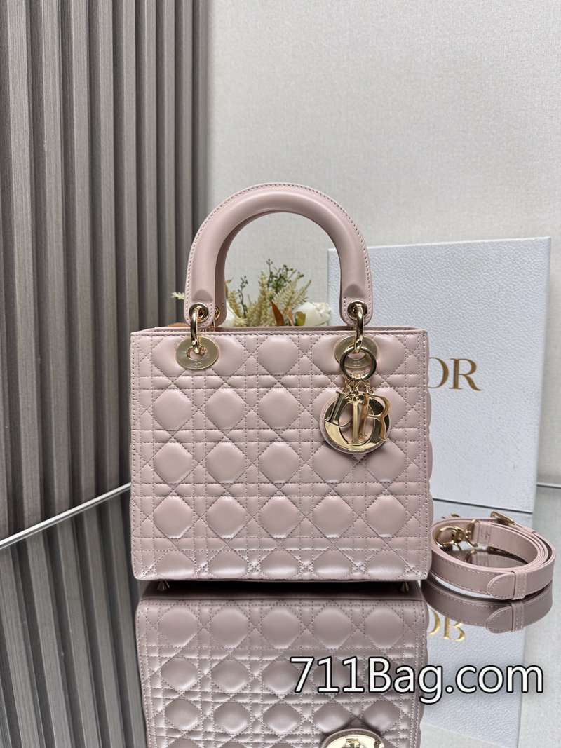 原版一比一Dior 【Lady Dio.r My ABC】「胭脂粉色羊皮」/五格羊皮/這款手袋集中體現瞭Dio.r 對典雅和美麗的深刻洞見。采用小羊皮革精心制作 拉鏈配件原廠訂製 Dior原版開模 原版一比一Dior 【Lady Dio.r My ABC】「胭脂粉色羊皮」/五格羊皮/這款手袋集中體現瞭Dio.r 對典雅和美麗的深刻洞見。采用小羊皮革精心制作 拉鏈配件原廠訂製 Dior原版開模