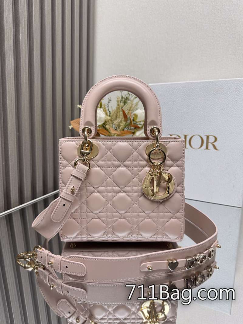頂級精品Dior 【Lady Dio.r My ABC】胭脂粉色羊皮」/四格羊皮/這款手袋集中體現瞭Dio.r 對典雅和美麗的深刻洞見。采用小羊皮皮革精心制作 LOGO刻字清晰 Dior複刻精品 頂級精品Dior 【Lady Dio.r My ABC】胭脂粉色羊皮」/四格羊皮/這款手袋集中體現瞭Dio.r 對典雅和美麗的深刻洞見。采用小羊皮皮革精心制作 LOGO刻字清晰 Dior複刻精品