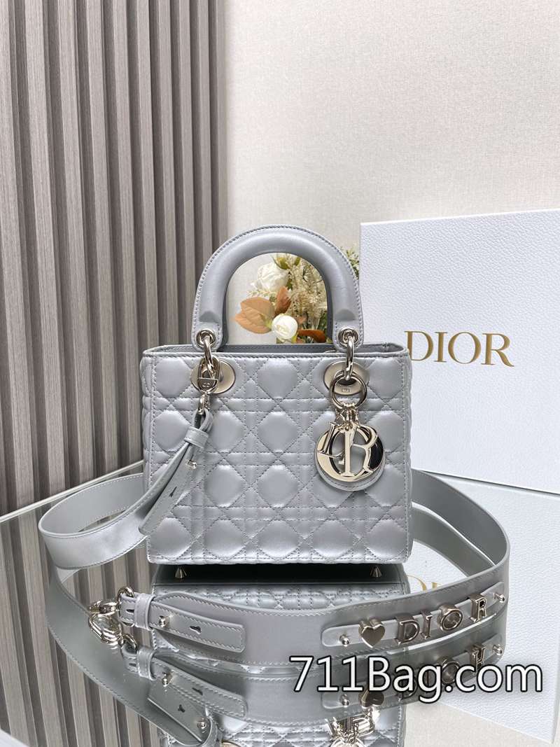 原版一比一Dior 【Lady Dio.r My ABC】「奶白色羊皮」/四格羊皮/這款手袋集中體現瞭Dio.r 對典雅和美麗的深刻洞見。采用小羊皮皮革精心制作 裡佈選料講究 Dior超級仿真 原版一比一Dior 【Lady Dio.r My ABC】「奶白色羊皮」/四格羊皮/這款手袋集中體現瞭Dio.r 對典雅和美麗的深刻洞見。采用小羊皮皮革精心制作 裡佈選料講究 Dior超級仿真