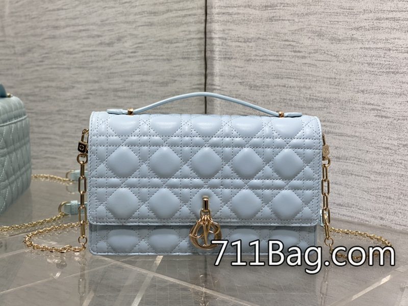 頂級A貨Dior 磚櫃最新中號珍珠鏈條手拿包 手工縫製對齊 Dior超A代發 頂級A貨Dior 磚櫃最新中號珍珠鏈條手拿包 手工縫製對齊 Dior超A代發