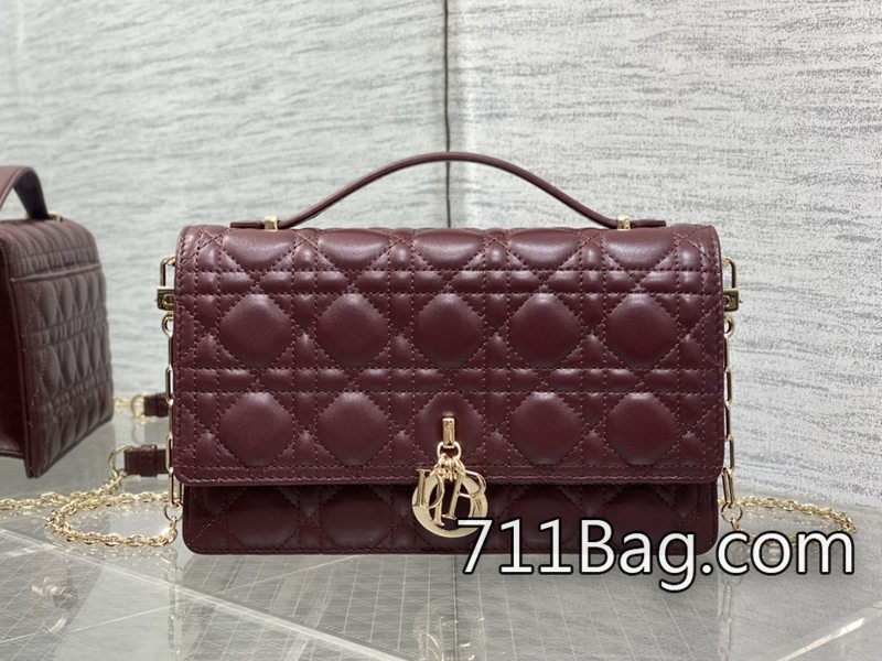 高仿Dior 磚櫃最新中號珍珠鏈條手拿包 柔軟度與原廠一致 Dior仿品開箱 高仿Dior 磚櫃最新中號珍珠鏈條手拿包 柔軟度與原廠一致 Dior仿品開箱