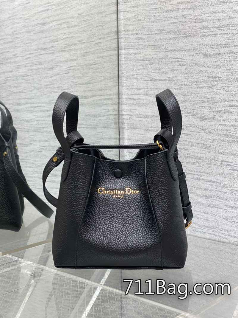 精品高仿Dior Signature系列水桶包 拉鍊齒合緊密 Dior高仿外套 精品高仿Dior Signature系列水桶包 拉鍊齒合緊密 Dior高仿外套