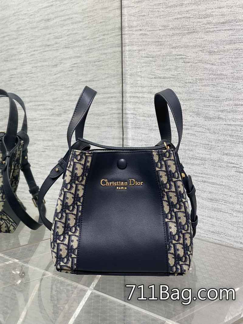 一比一Dior Signature系列水桶包 原廠配色同步 Dior原版開模 一比一Dior Signature系列水桶包 原廠配色同步 Dior原版開模