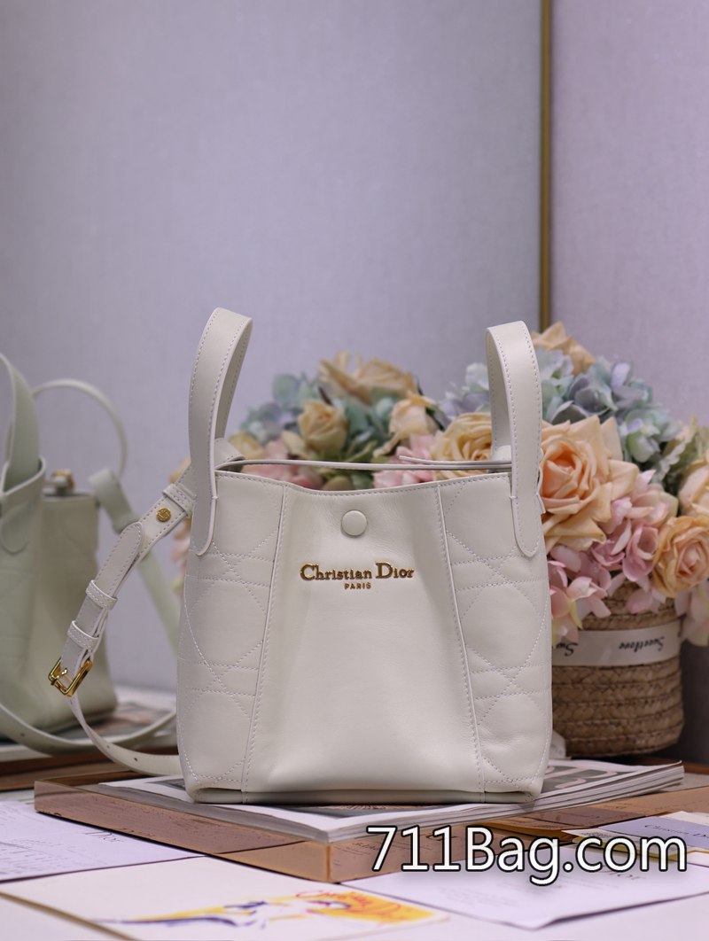 頂級高仿Dior #小號 Signature 水桶包 手袋「白色平紋襟線」這款 Signature 水桶包是二零二五春夏成衣系列新品 皮革紋理自然 Dior真假對比 頂級高仿Dior #小號 Signature 水桶包 手袋「白色平紋襟線」這款 Signature 水桶包是二零二五春夏成衣系列新品 皮革紋理自然 Dior真假對比