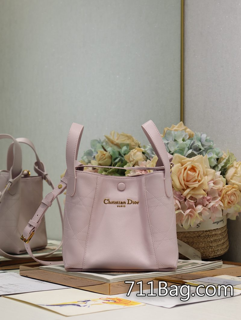 精品高仿Dior #小號 Signature 水桶包 手袋「粉色平紋襟線」這款 Signature 水桶包是二零二五春夏成衣系列新品 內襯細緻平整 Dior1:1精仿 精品高仿Dior #小號 Signature 水桶包 手袋「粉色平紋襟線」這款 Signature 水桶包是二零二五春夏成衣系列新品 內襯細緻平整 Dior1:1精仿