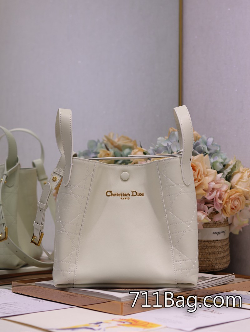 精品A貨Dior #中號Signature 水桶包 手袋「白色平紋襟線」這款 Signature 水桶包是二零二五春夏成衣系列新品 內裡佈料緊密厚實 Dior精品仿貨 精品A貨Dior #中號Signature 水桶包 手袋「白色平紋襟線」這款 Signature 水桶包是二零二五春夏成衣系列新品 內裡佈料緊密厚實 Dior精品仿貨