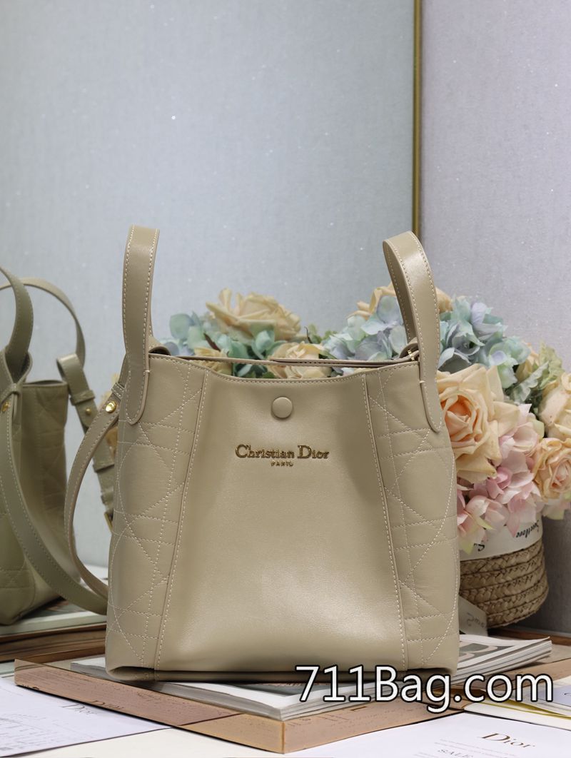 頂級高仿Dior #中號Signature 水桶包 手袋「淺杏平紋襟線」這款 Signature 水桶包是二零二五春夏成衣系列新品 內部隔層對位精準 Dior複刻T恤 頂級高仿Dior #中號Signature 水桶包 手袋「淺杏平紋襟線」這款 Signature 水桶包是二零二五春夏成衣系列新品 內部隔層對位精準 Dior複刻T恤