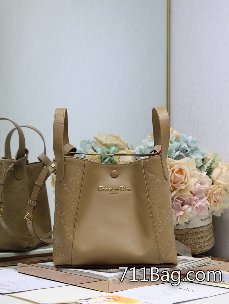 頂級高仿Dior #中號Signature 水桶包 手袋「深杏平紋襟線」這款 Signature 水桶包是二零二五春夏成衣系列新品 裡佈選料講究 Dior托特包A貨 頂級高仿Dior #中號Signature 水桶包 手袋「深杏平紋襟線」這款 Signature 水桶包是二零二五春夏成衣系列新品 裡佈選料講究 Dior托特包A貨