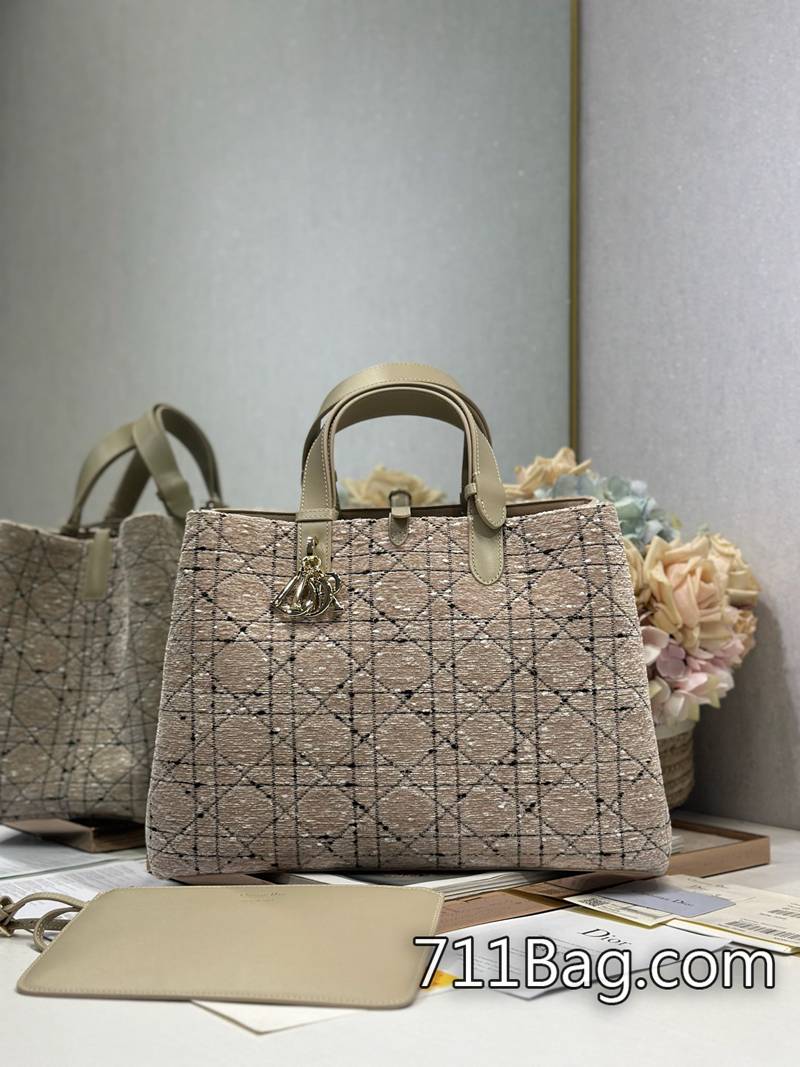 精品A貨Dior DIOR❤️ TOUJOURS 手袋〔粗花杏佈配皮大號〕這款 Dior Toujours 手袋於二零二四春夏系列發佈秀精彩亮相 內部隔層對位精準 Dior代工廠貨 精品A貨Dior DIOR❤️ TOUJOURS 手袋〔粗花杏佈配皮大號〕這款 Dior Toujours 手袋於二零二四春夏系列發佈秀精彩亮相 內部隔層對位精準 Dior代工廠貨