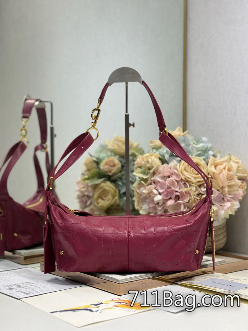 精品A貨Dior 原廠皮小號 D-Journey 手袋「深梅紅平紋」這款 D-Journey 手袋是本季新品 拉鍊頭金屬雕刻細緻 Dior拼多多同款 精品A貨Dior 原廠皮小號 D-Journey 手袋「深梅紅平紋」這款 D-Journey 手袋是本季新品 拉鍊頭金屬雕刻細緻 Dior拼多多同款