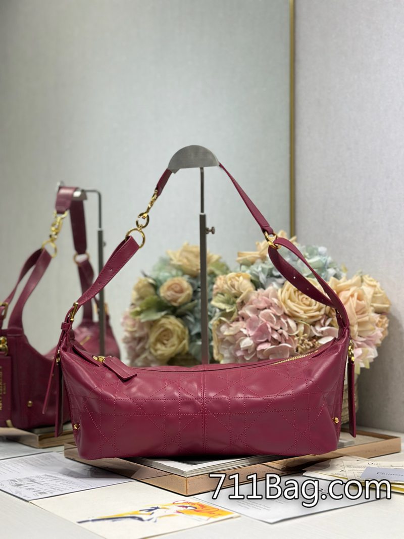 頂級一比一Dior迪奧 中號 D-Journey 手袋「深梅紅平紋」這款 D-Journey 手袋是本季新品 LOGO刻字清晰 Dior超級仿真 頂級一比一Dior迪奧 中號 D-Journey 手袋「深梅紅平紋」這款 D-Journey 手袋是本季新品 LOGO刻字清晰 Dior超級仿真