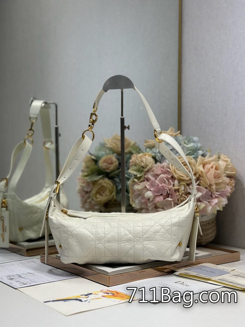 一比一Dior 原廠皮小號 D-Journey 手袋「白色褶皺」這款 D-Journey 手袋是本季新品 原版開模尺寸精準 Dior仿品實拍 一比一Dior 原廠皮小號 D-Journey 手袋「白色褶皺」這款 D-Journey 手袋是本季新品 原版開模尺寸精準 Dior仿品實拍