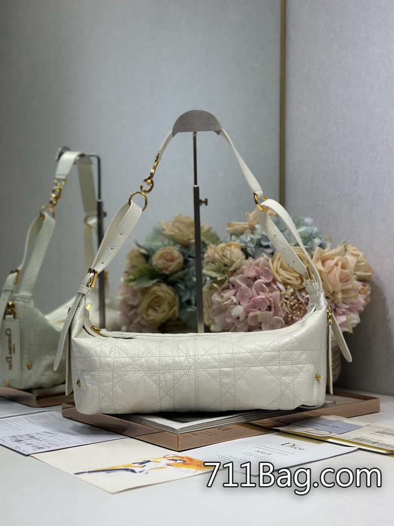 頂級A貨Dior 原廠皮中號 D-Journey 手袋「白色褶皺」這款 D-Journey 手袋是本季新品 鉚釘位置精準 Dior高品質仿貨 頂級A貨Dior 原廠皮中號 D-Journey 手袋「白色褶皺」這款 D-Journey 手袋是本季新品 鉚釘位置精準 Dior高品質仿貨
