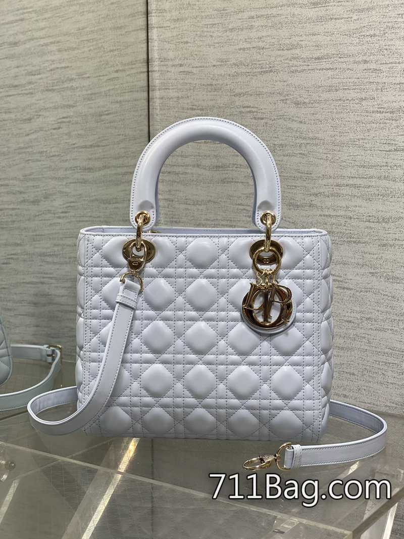 精品高仿Dior 原廠皮配羊筋絨內裡Lady最新翻蓋羊皮五格 鉚釘位置精準 Dior原廠代工 精品高仿Dior 原廠皮配羊筋絨內裡Lady最新翻蓋羊皮五格 鉚釘位置精準 Dior原廠代工