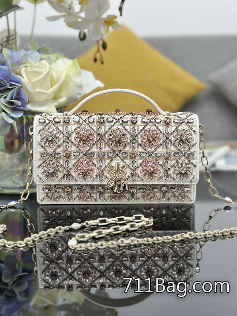 高仿Dior Miss Dior 刺繡白色粉鉆 鎖扣對準不偏位 Dior皮帶A貨 高仿Dior Miss Dior 刺繡白色粉鉆 鎖扣對準不偏位 Dior皮帶A貨