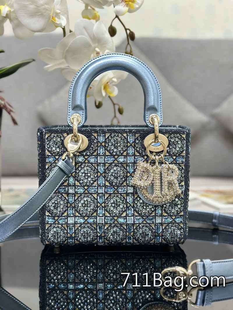 一比一Dior Lady Dior 四格刺繡水鉆藍色、內裡配羊筋 皮革紋理自然 Dior朋友圈貨源 一比一Dior Lady Dior 四格刺繡水鉆藍色、內裡配羊筋 皮革紋理自然 Dior朋友圈貨源