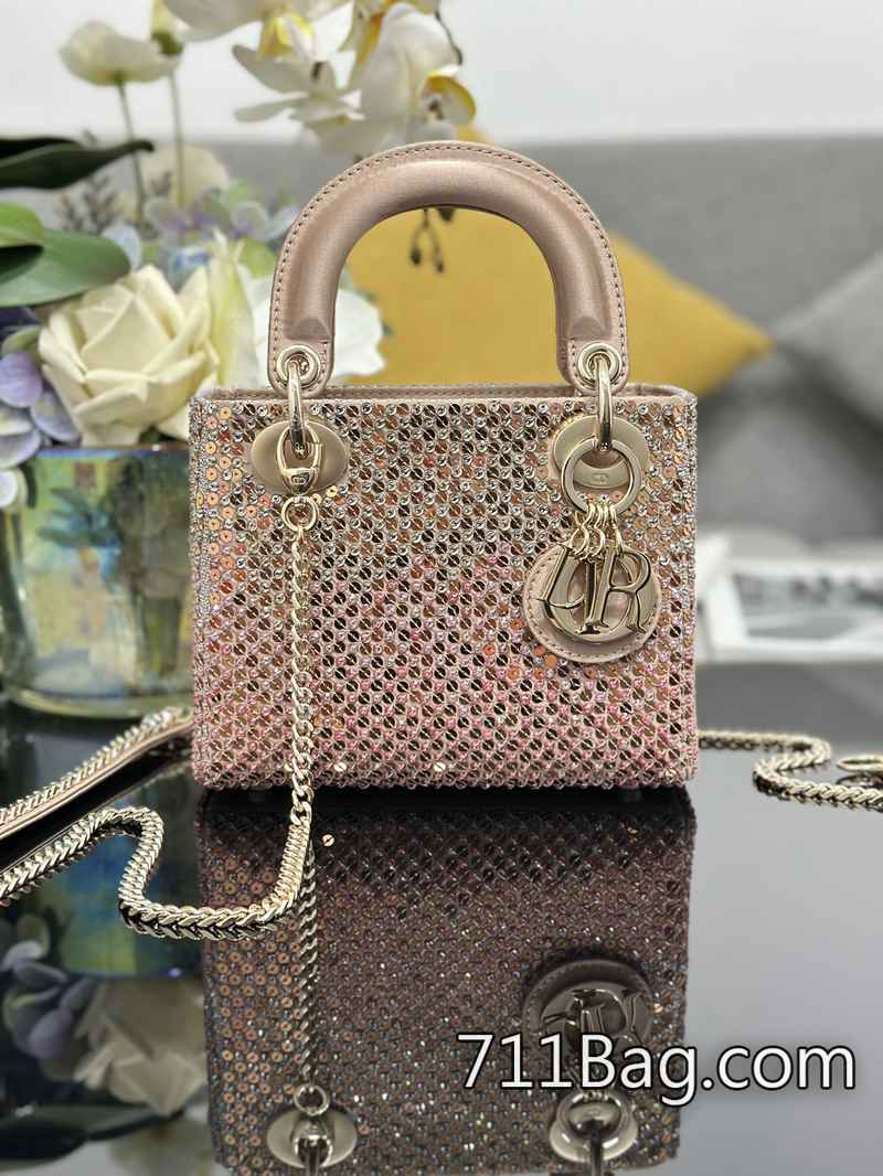 頂級高仿Dior Lady Dior 三格刺繡漸變粉珠、采用緞面材質精心制作 鑲邊整齊無膠溢 Dior仿品直播推薦 頂級高仿Dior Lady Dior 三格刺繡漸變粉珠、采用緞面材質精心制作 鑲邊整齊無膠溢 Dior仿品直播推薦