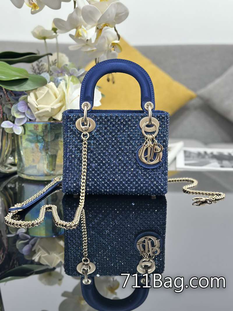 頂級精品Dior Lady Dior 三格刺繡漸變藍珠、采用緞面材質精心制作 柔軟皮料手感佳 Dior高仿開箱影片 頂級精品Dior Lady Dior 三格刺繡漸變藍珠、采用緞面材質精心制作 柔軟皮料手感佳 Dior高仿開箱影片