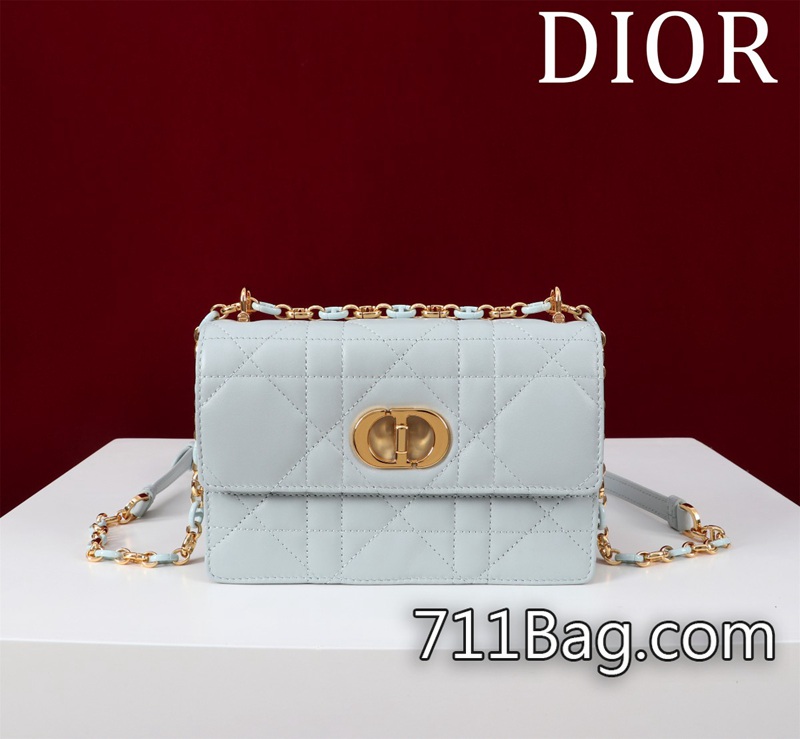 頂級高仿Dior 鏈條手袋款號:516954#尺寸:18×12×5.5cm開掛啦開掛啦!!火爆全網不出意外夏天最愛的一隻小包瞭還是經典的藤格紋標識 皮面壓紋清楚不模糊 Dior明星同款仿品 頂級高仿Dior 鏈條手袋款號:516954#尺寸:18×12×5.5cm開掛啦開掛啦!!火爆全網不出意外夏天最愛的一隻小包瞭還是經典的藤格紋標識 皮面壓紋清楚不模糊 Dior明星同款仿品