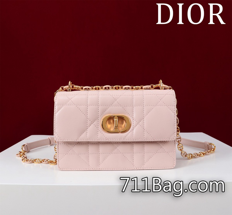 頂級精品Dior 鏈條手袋款號:516954#尺寸:18×12×5.5cm開掛啦開掛啦!!火爆全網不出意外夏天最愛的一隻小包瞭還是經典的藤格紋標識 整體手感接近真品 Dior同步原版 頂級精品Dior 鏈條手袋款號:516954#尺寸:18×12×5.5cm開掛啦開掛啦!!火爆全網不出意外夏天最愛的一隻小包瞭還是經典的藤格紋標識 整體手感接近真品 Dior同步原版