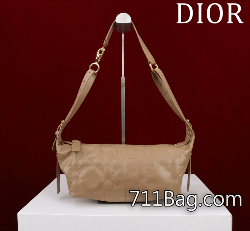 頂級精品Dior 型號:241666小號平紋尺寸:25*14*14cmD-Journey 手袋是本季新品 線距一致不跳針 Dior無LOGO包 頂級精品Dior 型號:241666小號平紋尺寸:25*14*14cmD-Journey 手袋是本季新品 線距一致不跳針 Dior無LOGO包