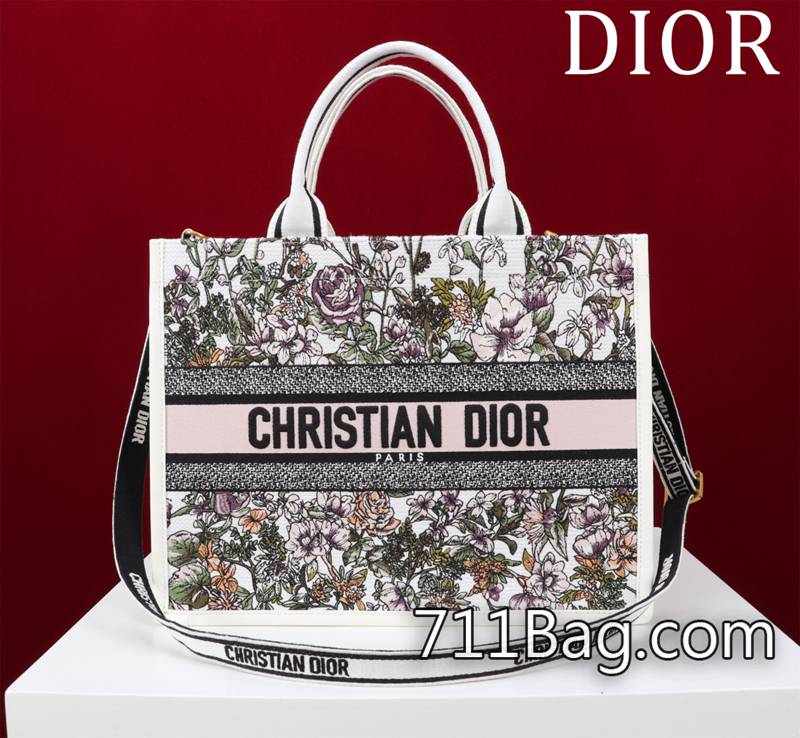 原版一比一Dior迪奧 ❤️Dior新款tote(➕肩帶)❤️132427YY#尺寸:中號36*28*16cm 這款 Book Tote 手袋以優雅的風格詮釋瑪麗亞·嘉茜婭·蔻麗 (Maria Grazia Chiuri) 的經典款式。高雅精致 手工封邊精緻無痕 Dior女包高仿 原版一比一Dior迪奧 ❤️Dior新款tote(➕肩帶)❤️132427YY#尺寸:中號36*28*16cm 這款 Book Tote 手袋以優雅的風格詮釋瑪麗亞·嘉茜婭·蔻麗 (Maria Grazia Chiuri) 的經典款式。高雅精致 手工封邊精緻無痕 Dior女包高仿