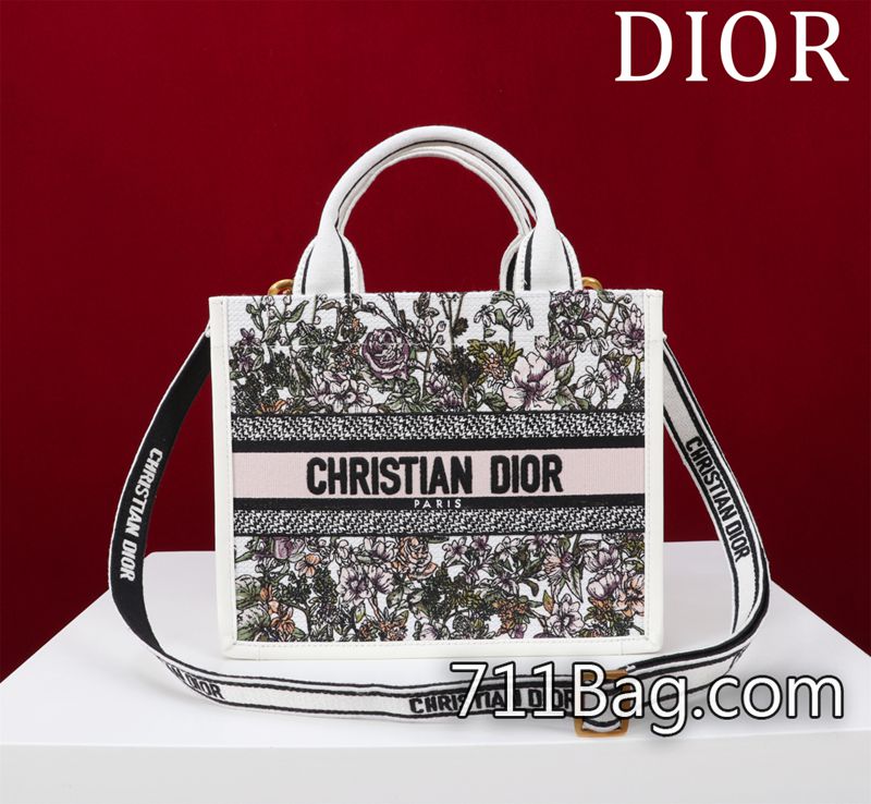 A貨Dior ❤️Dior新款tote(➕肩帶)❤️1324236YY#尺寸:小號26*22*8cm 這款 Book Tote 手袋以優雅的風格詮釋瑪麗亞·嘉茜婭·蔻麗 (Maria Grazia Chiuri) 的經典款式。高雅精致 專櫃等級面料 Dior同步原版 A貨Dior ❤️Dior新款tote(➕肩帶)❤️1324236YY#尺寸:小號26*22*8cm 這款 Book Tote 手袋以優雅的風格詮釋瑪麗亞·嘉茜婭·蔻麗 (Maria Grazia Chiuri) 的經典款式。高雅精致 專櫃等級面料 Dior同步原版