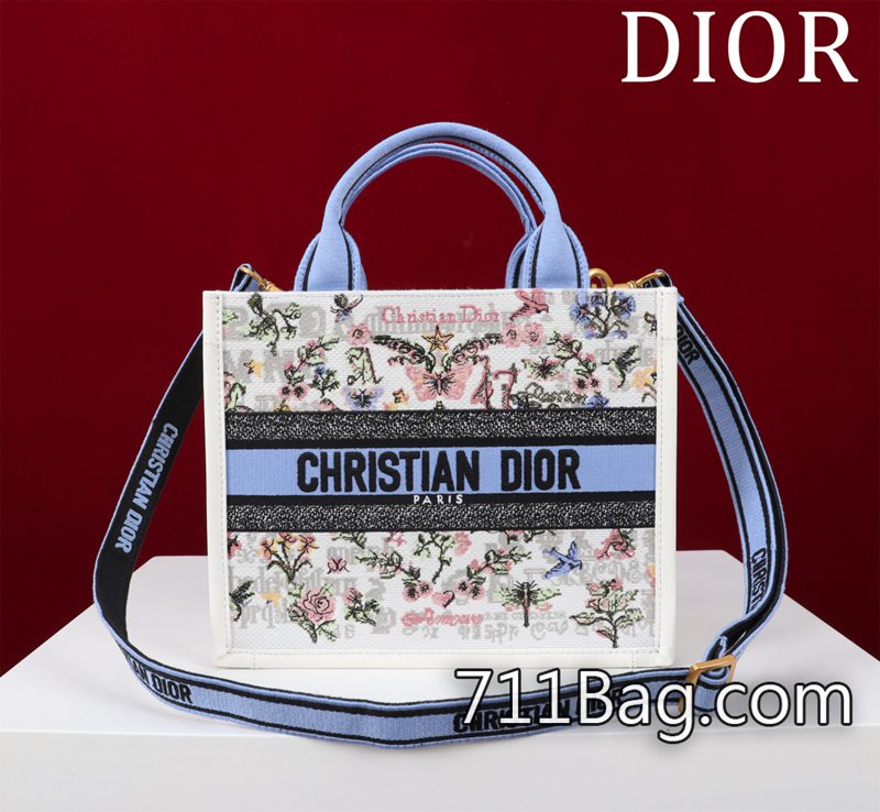 原版一比一Dior ❤️Dior新款tote(➕肩帶)❤️1324236YY#尺寸:小號26*22*8cm 這款 Book Tote 手袋以優雅的風格詮釋瑪麗亞·嘉茜婭·蔻麗 (Maria Grazia Chiuri) 的經典款式。高雅精致 拉鍊頭刻字清楚 Dior原版訂製 原版一比一Dior ❤️Dior新款tote(➕肩帶)❤️1324236YY#尺寸:小號26*22*8cm 這款 Book Tote 手袋以優雅的風格詮釋瑪麗亞·嘉茜婭·蔻麗 (Maria Grazia Chiuri) 的經典款式。高雅精致 拉鍊頭刻字清楚 Dior原版訂製