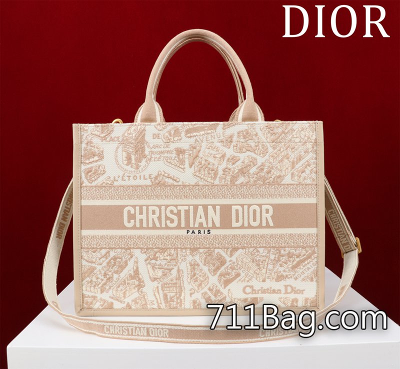A貨Dior ❤️Dior新款tote(➕肩帶)❤️132427YY#尺寸:中號36*28*16cm 這款 Book Tote 手袋以優雅的風格詮釋瑪麗亞·嘉茜婭·蔻麗 (Maria Grazia Chiuri) 的經典款式。高雅精致 包帶車線牢固 Dior仿冒品查詢 A貨Dior ❤️Dior新款tote(➕肩帶)❤️132427YY#尺寸:中號36*28*16cm 這款 Book Tote 手袋以優雅的風格詮釋瑪麗亞·嘉茜婭·蔻麗 (Maria Grazia Chiuri) 的經典款式。高雅精致 包帶車線牢固 Dior仿冒品查詢