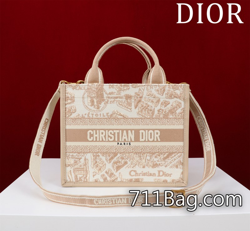 原版一比一Dior ❤️Dior新款tote(➕肩帶)❤️1324236YY#尺寸:小號26*22*8cm 這款 Book Tote 手袋以優雅的風格詮釋瑪麗亞·嘉茜婭·蔻麗 (Maria Grazia Chiuri) 的經典款式。高雅精致 顏色飽和度高 Dior淘寶同款 原版一比一Dior ❤️Dior新款tote(➕肩帶)❤️1324236YY#尺寸:小號26*22*8cm 這款 Book Tote 手袋以優雅的風格詮釋瑪麗亞·嘉茜婭·蔻麗 (Maria Grazia Chiuri) 的經典款式。高雅精致 顏色飽和度高 Dior淘寶同款